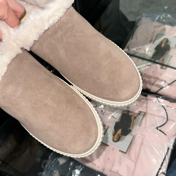 Women's Fur Lined Low Ankle Timberlands - Picture 8 of 9